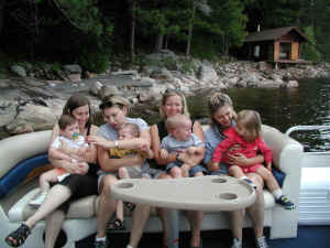 Kelli and the girls and their kids 2002 zzz.JPG (644660 bytes)